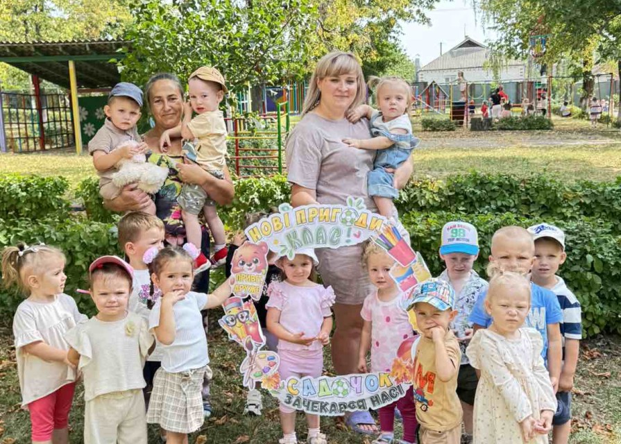  Сьогодні наш садочок знову ожив дитячим сміхом, дзвінкими голосочками та щирими обіймами. Перше вересня відчинило двері для маленьких вихованців, подарувало теплу зустріч, радість спілкування та святковий настрій. Бажаємо всім гарного старту та яскравого, щасливого навчального року! 🌈✨
